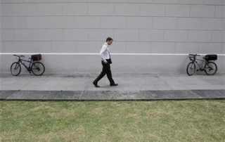 An office worker walks outside a train station during lunch time in Singapore's financial district January 22, 2009. REUTERS/Vivek Prakash